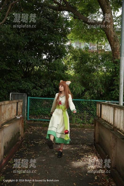 BoLoli菠萝社-猫九酱Sakura BoLoli菠萝社 - 猫九酱Sakura的泳装写真,原图呈现了一种‘不想洗澡也要美’的感觉。