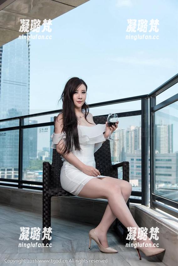 TGOD推女神-婕西儿jessie TGOD推女神 - 婕西儿jessie的连衣裙写真集:肤色、光影、还有那些没说出口的情感