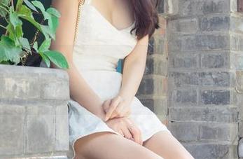 UGirls尤果网 – 觉得尤娜娜的旗袍照片很美吗？我也是…但是又有点想说什么。