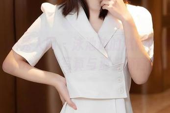 Xiuren秀人网 – 泳池边的悠闲时光：林文文yooki的写真与那些随意的图片
