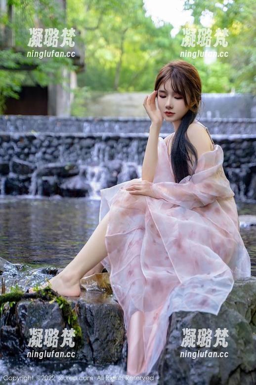 Xiuren秀人网 - 谁说女仆只能是工具？田兮白的写真图册告诉你爱和梦的不断交融