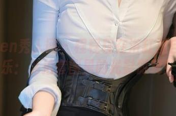 Xiuren秀人网 – 程程程在浴缸里自得其乐：私拍套图里的光影游戏！