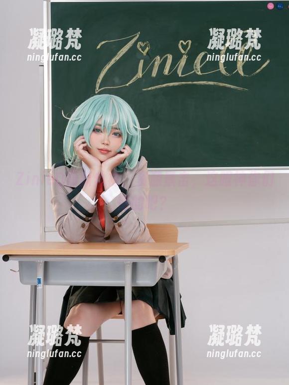 ZinieQ最新丝袜，资源暴击，这眼神你们懂的吧？