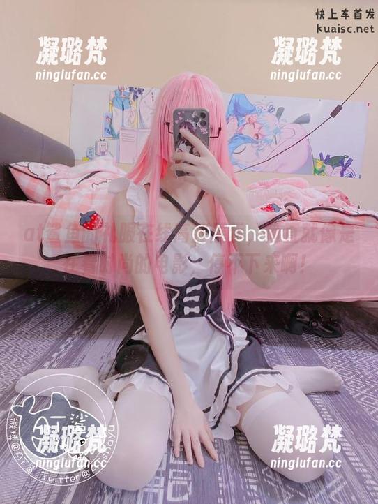 at鲨鱼的礼服在线高清展示，简直就像是在看时尚的电影，停不下来啊！