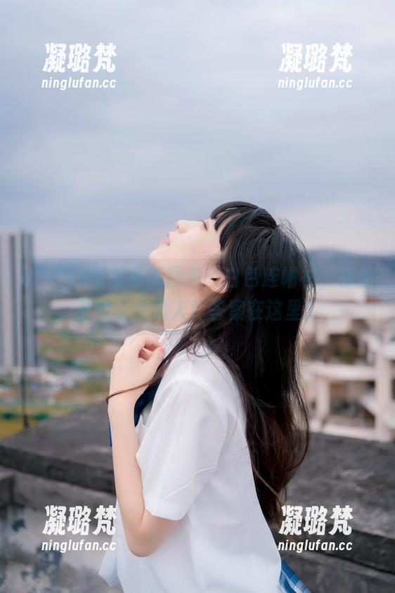 usejan蓝蓝最新图包：白色连帽衫，保持清新还是迷人？答案在这里！