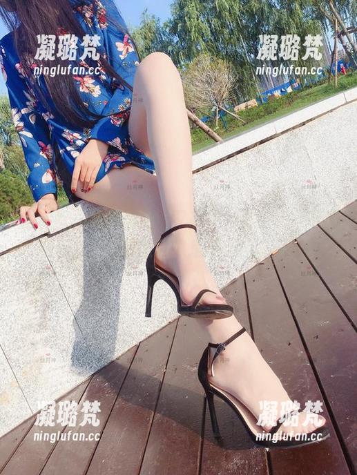 微密圈 - 看！丝月神又来了，酒红色高跟鞋配黑丝，这美图就像是夏天的冰淇淋！