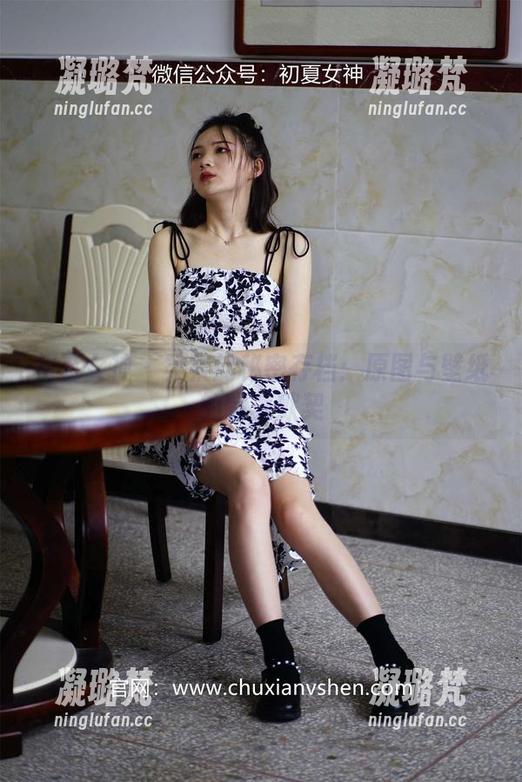 初夏女神 - 柒柒的秘密存档：原图与壁纸的完美默契