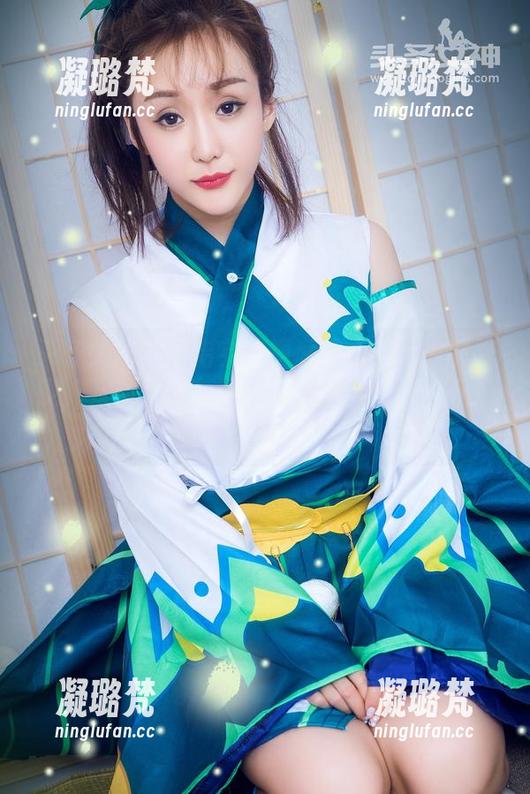 头条女神 - 周治宇眼镜私拍合集：一副眼镜，万种风情，绝对让你的目光停不下来！