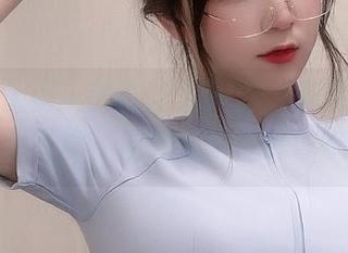 在浴场上游玩的奇行家狗崽，下载她的体操服写真，别说我没告诉你哦！