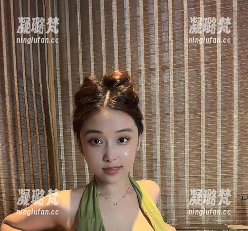 微密圈 - 奶雯的女孩作品再次更新，完美呈现那份‘无意间’的诱惑！