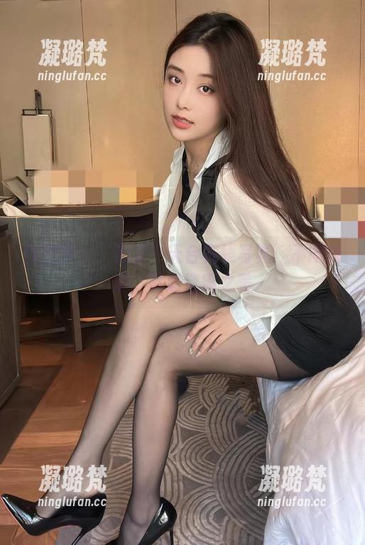 微密圈 - ‘奶雯’天台在线写真：不同角度，尽显迷离之美