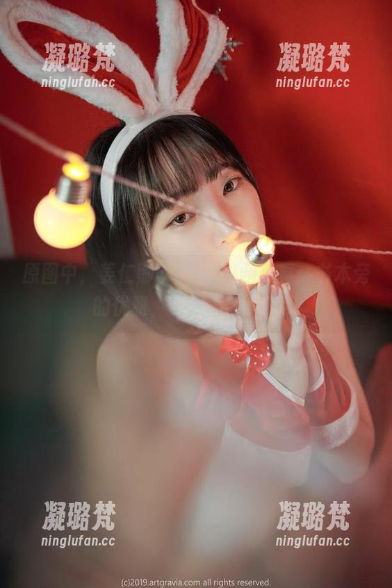 原图中，姜仁卿(강인경)校园写真：书本旁的优雅，真是不容小觑！