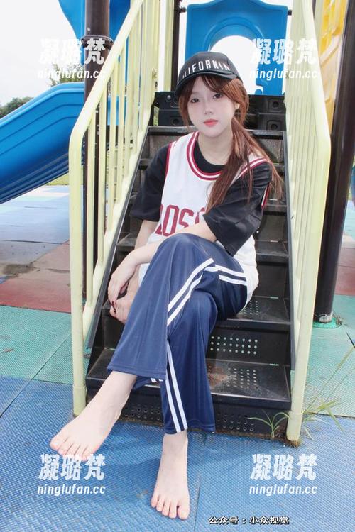 小众视觉-灵灵 小众视觉 - 灵灵户外写真图包:逃离城市的喧嚣,结果却被大自然翻了白眼。