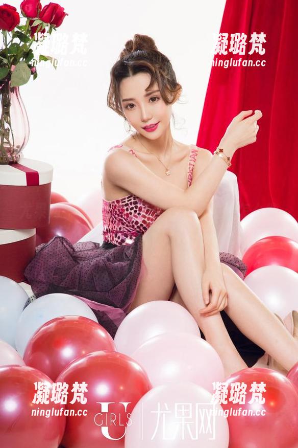 尤果网 - 贝拉双马尾写真：这发型怎么能这么抓人眼球？真是没道理！