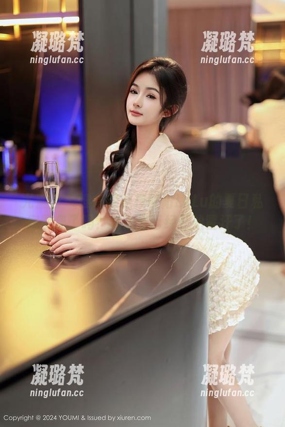尤蜜荟 - 准备好迎接欧阳LuLu的夏日私房图集了吗？我心里已经开始冒汗了！