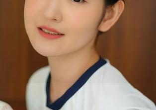尤蜜荟 – 更新！菲儿的校园写真集，带你游走在书本与梦幻之间