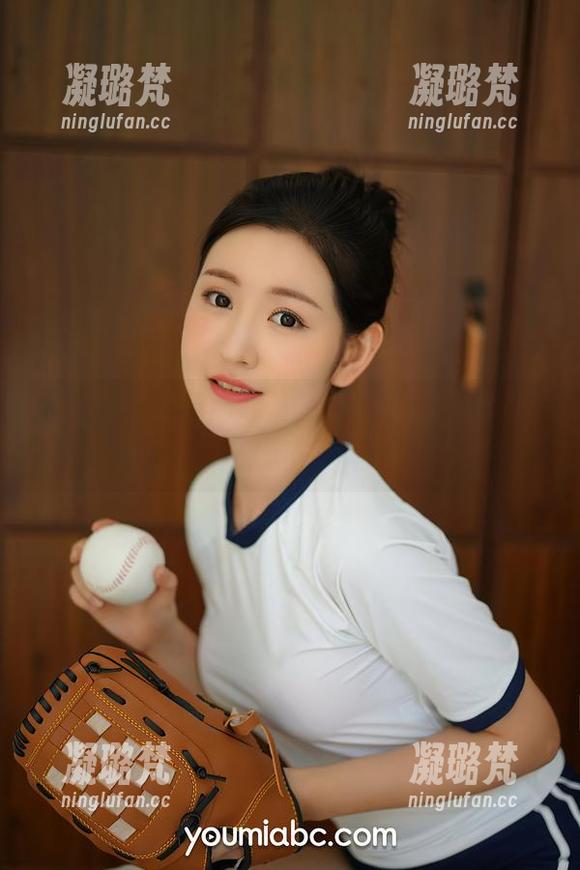 尤蜜荟 - 更新！菲儿的校园写真集，带你游走在书本与梦幻之间