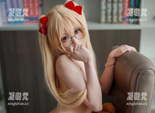 校园里的厨娘？在线看看幼水铃衣的原图，她是怎么凹造型的！