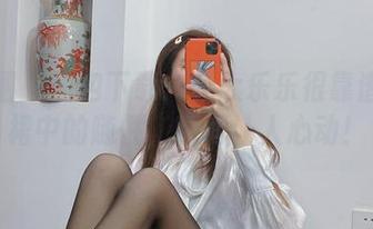 微密圈 – 图包下载：杨大乐乐很靠谱在红裙中的随性，瞬间让人心动！