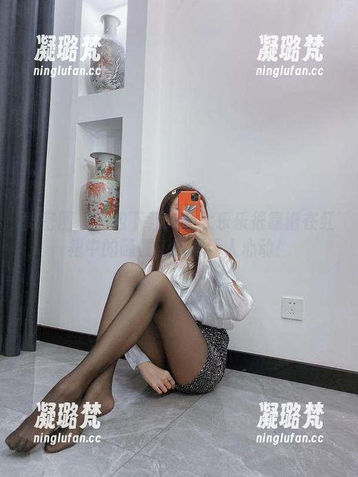 微密圈 - 图包下载：杨大乐乐很靠谱在红裙中的随性，瞬间让人心动！
