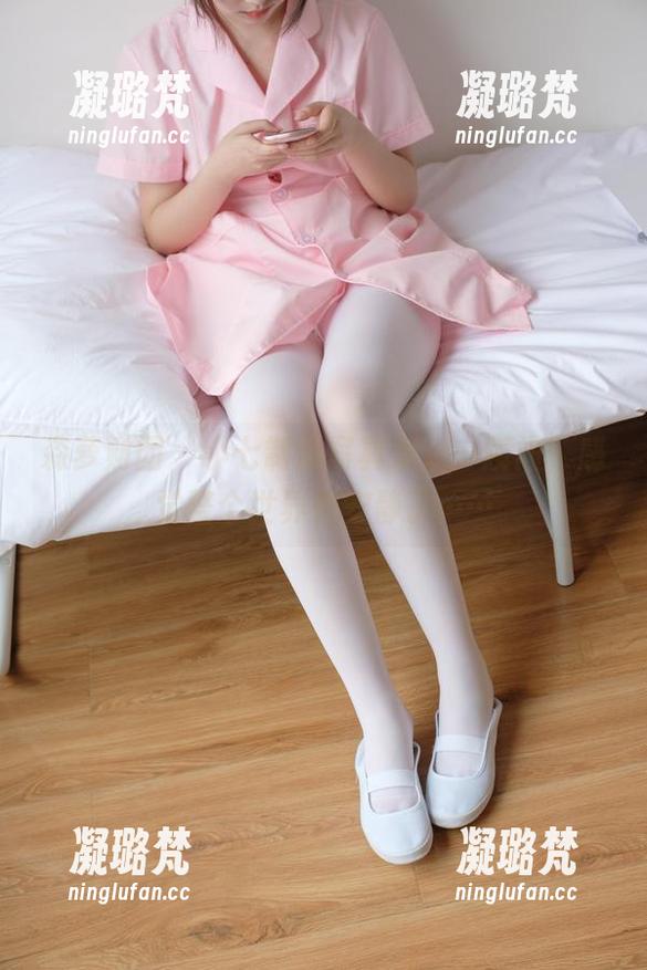 森萝财团 - 小七制服写真集：一瞬间，感觉整个世界都安静了……