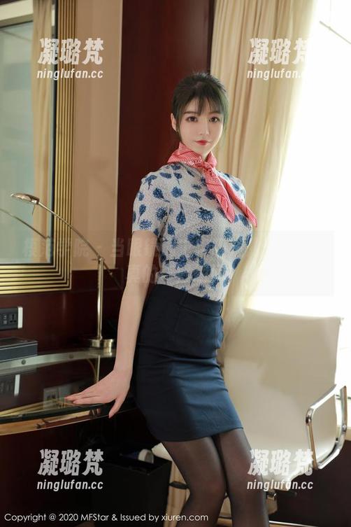 模范学院 - 当眼镜遇上噜噜妞儿：在线写真的奇妙瞬间
