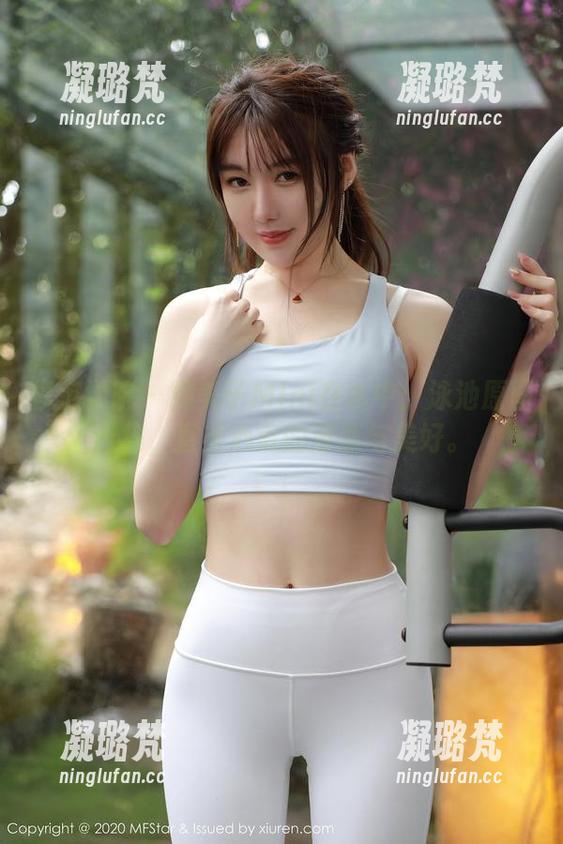 模范学院 - 糯美子Mini在水中：泳池原图合集，直击心底的清凉与美好。