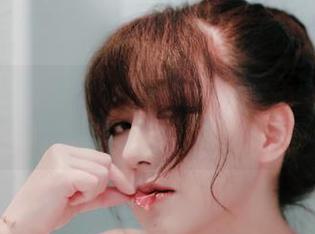 窗前的花，樱晚gigi的绝美套图，谁说春天只能在外面？