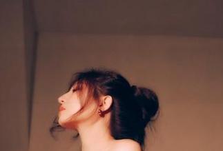资源热线：樱晚gigi的写真集，躺在身上的光，看看这绝对不只是光！