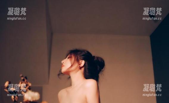 资源热线：樱晚gigi的写真集，躺在身上的光，看看这绝对不只是光！