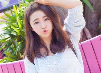 爱蜜社 – 图集：杨紫嫣Cynthia的修女私拍，简单的背景却透出一股无法言喻的张力，怎么会让人如此着迷？