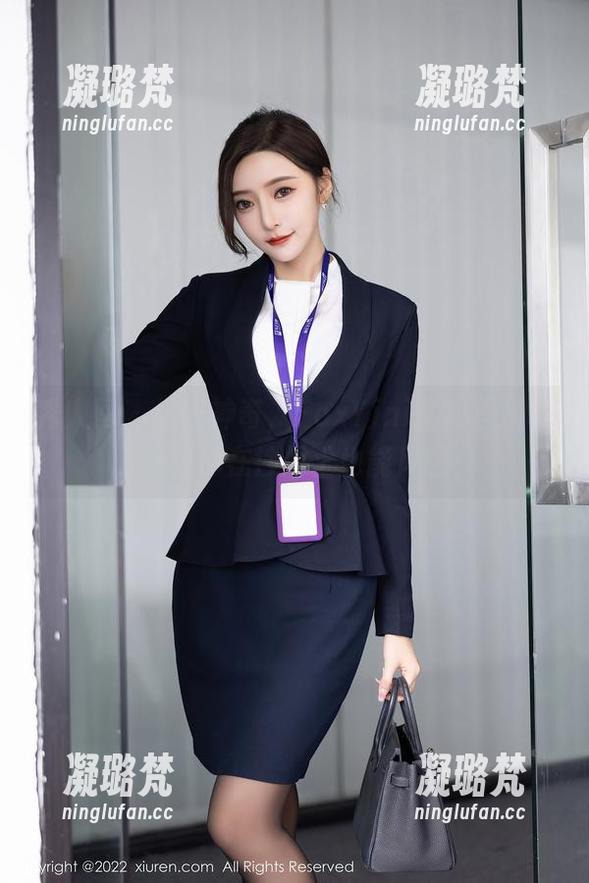 秀人网-FoxYini孟狐狸 秀人网 - 居家神奇,FoxYini孟狐狸福利图包让你在沙发上也能风骚!
