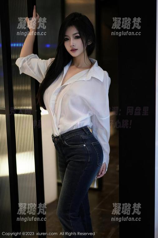 秀人网 - 可乐Vicky的黑白浪潮：网盘里的神秘食粮，下载时准备好心跳！