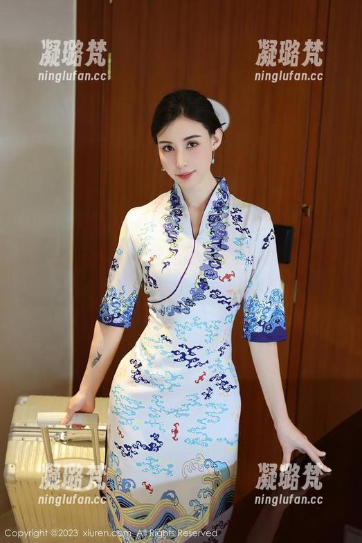 秀人网 - 谁说灰丝是平凡？唐翩翩原图分享：透着一丝不易察觉的魅惑