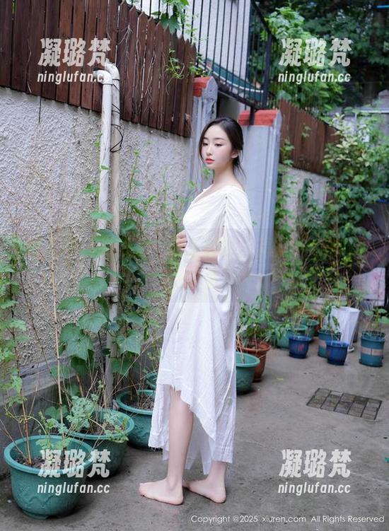秀人网 - 当梦心玥遇上黑色，高清作品的叛逆之美