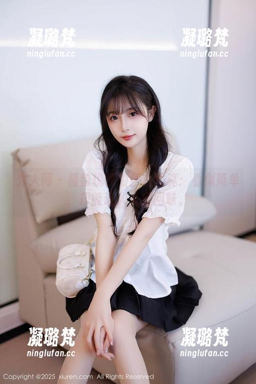 秀人网 - 模特悦悦的黑白写真：看似简单，却能让人反复回味。