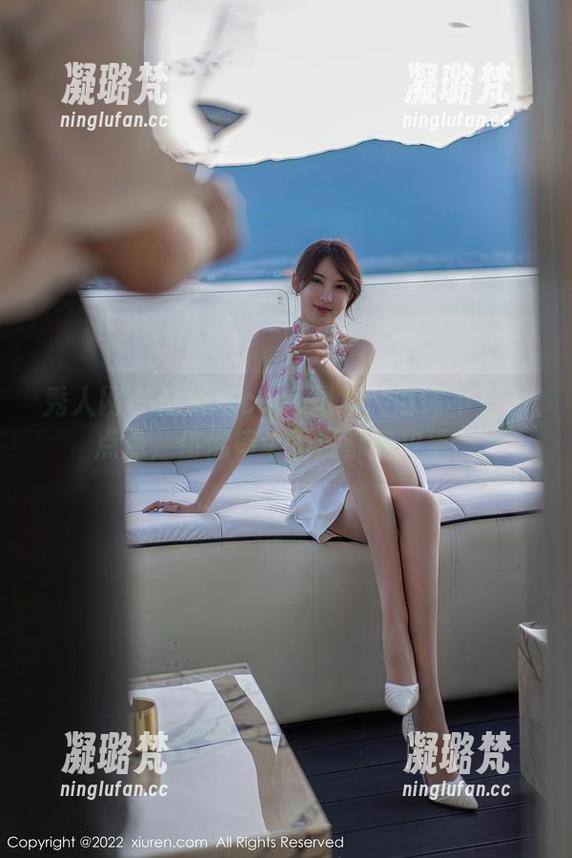 秀人网 - 赵惟依coco图集：清纯不止一点点，仿佛每个角度都有故事。
