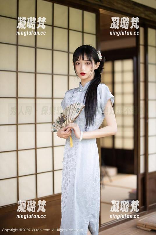 秀人网 - 探索软情学姐：你绝对想不到的高清图包背影