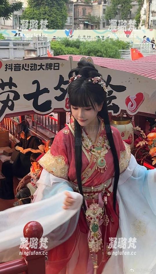 秋山AkI的圣诞欢乐：高清资源荒诞剧场，快上车，别掉队哦！