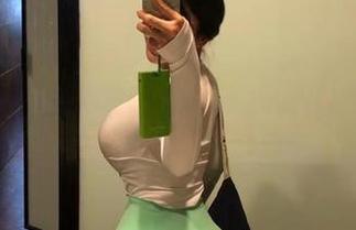 微密圈 – 空姐童小芯的图库：空中小姐姐的优雅与俏皮藏在每个瞬间。