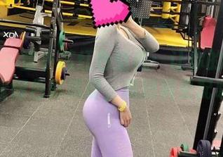 微密圈 – 童小芯红色壁纸：让你的手机瞬间变得色彩缤纷，和短裤更配哦！