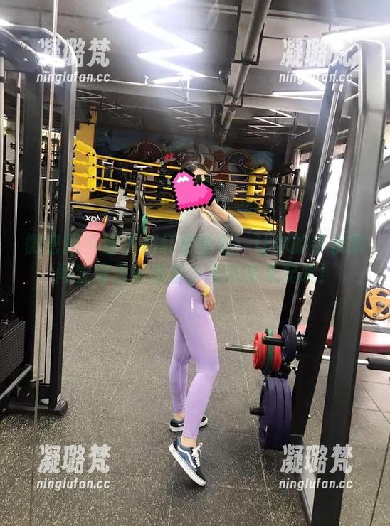 微密圈 - 童小芯红色壁纸：让你的手机瞬间变得色彩缤纷，和短裤更配哦！