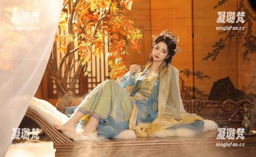 一起来看看，苏嫣嫣阿姨初冬里的私房美图，仿佛可以闻到淡淡的暖意。