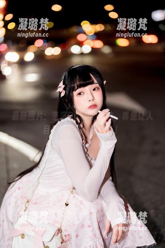 最新图片：落落Raku的丝袜，真是让人目不转睛的绝妙搭配！