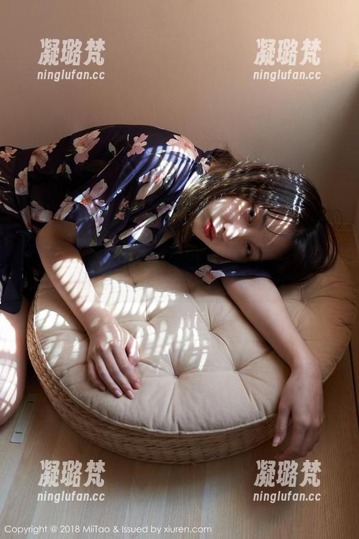 蜜桃社-萌美Moemi 蜜桃社 - 跟着萌美Moemi一起高清体验清纯:摄影师还在睡觉吗?