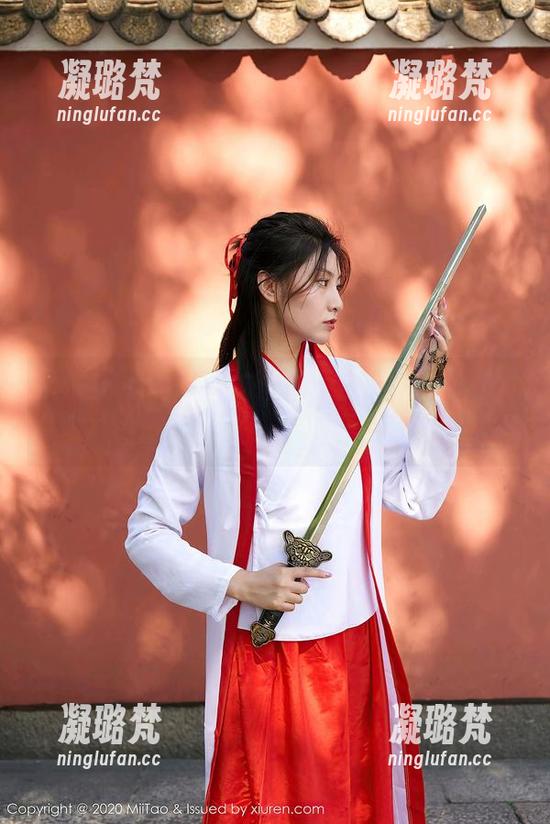 蜜桃社-许思铭 蜜桃社 - 许思铭:礼服那么美,快来围观这组图集,心动没?!