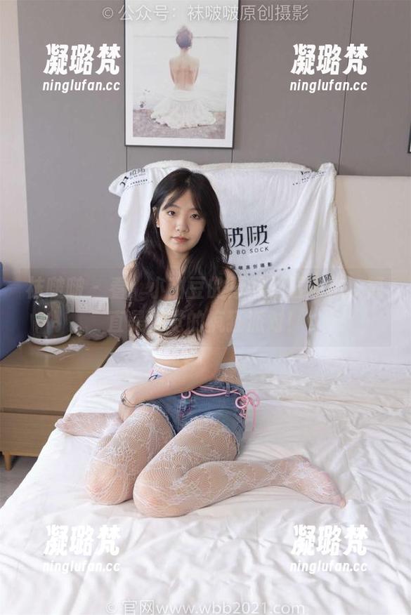 袜啵啵 - 看！小甜豆的厚黑丝五指袜，简直是视觉的疯狂派对！