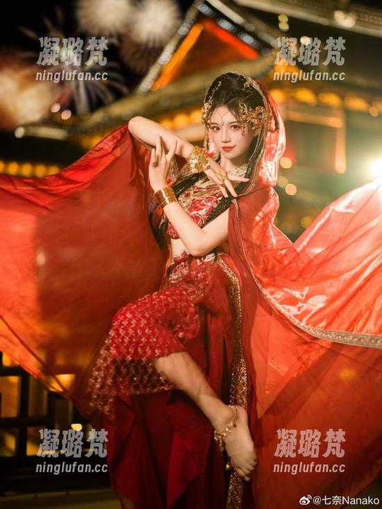 最新！贰加六的美图：樱花撞上浪漫，能不能不要这么心动？