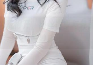福利写真玩得开，肉丝家妻与轩萧学姐的奇妙旅程