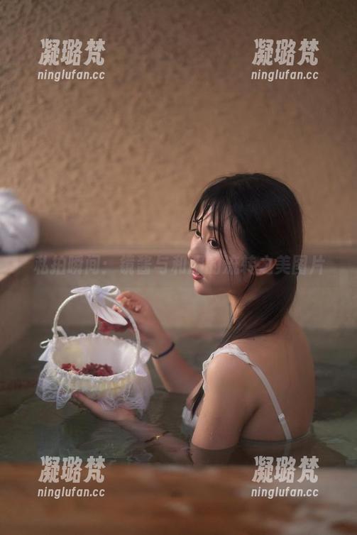 私拍瞬间：镜酱与和服的流转之美图片
